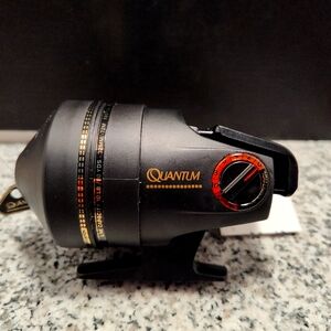Quantum FMZ - Quantum Feathermag Baitcast Fishing Reel. NEW.